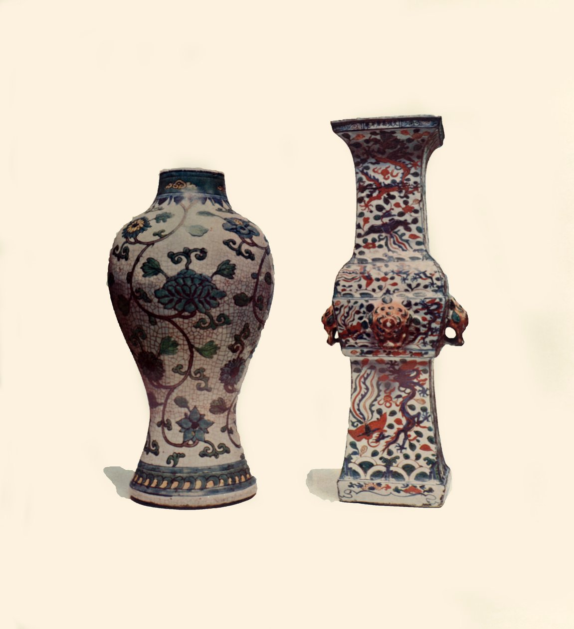 Két zománcozott porcelánváza, kínai, 15-17. század, 1908. alkotó: Unbekannt