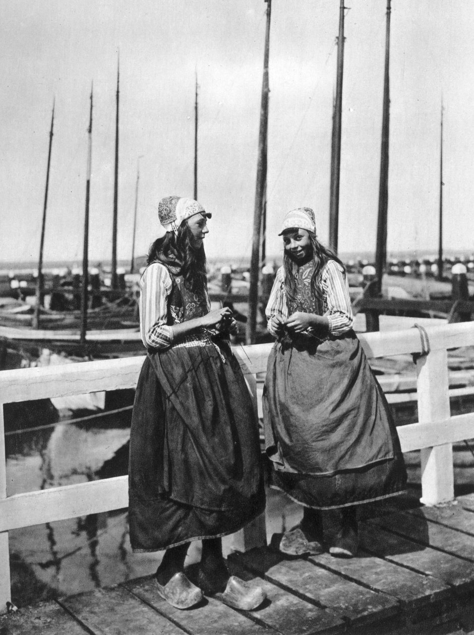 Két lány a leszállópályán, Marken, Hollandia, 1934 alkotó: Unbekannt