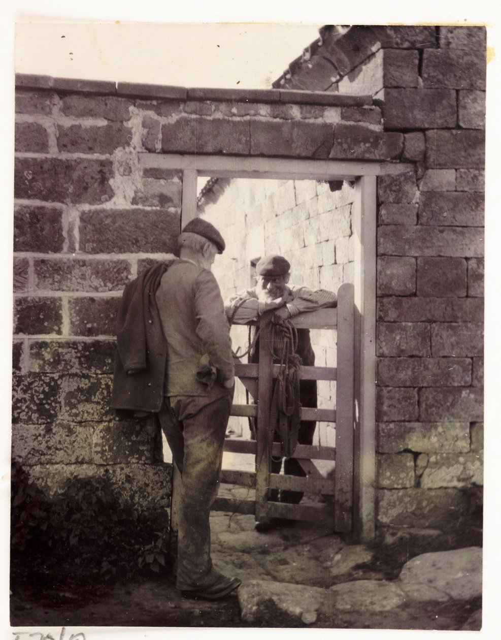 Két férfi beszélget a kapuban, 1905 alkotó: Unbekannt