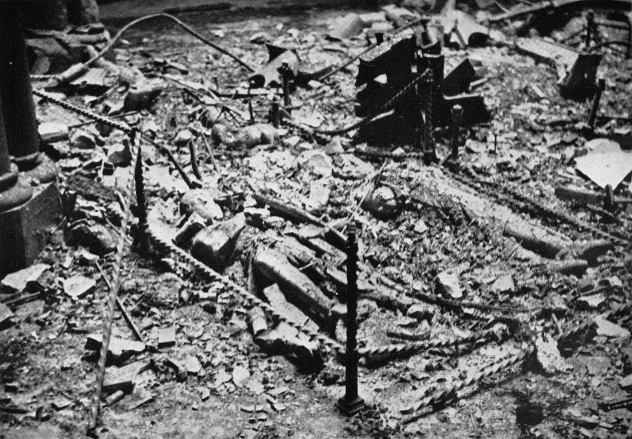 A lovagok két képmása a Templomtemplom körzetében, tűzben kibelezve, 1941 alkotó: Unbekannt