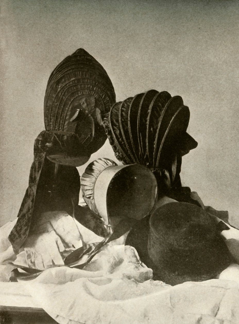 Két selyem kalapács, lovaglósapka, kvéker motorháztető, sapka, kesztyű és szoknya, XVIII. század, 1937. alkotó: Unbekannt