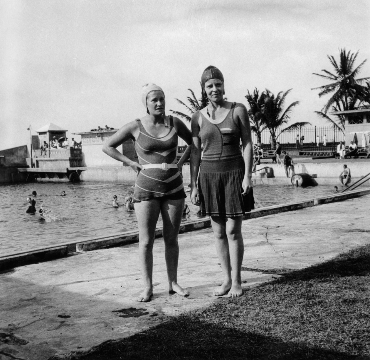 Két nő fürdőruhában egy medence mellett, Balboa, Panama, 1931 alkotó: Unbekannt