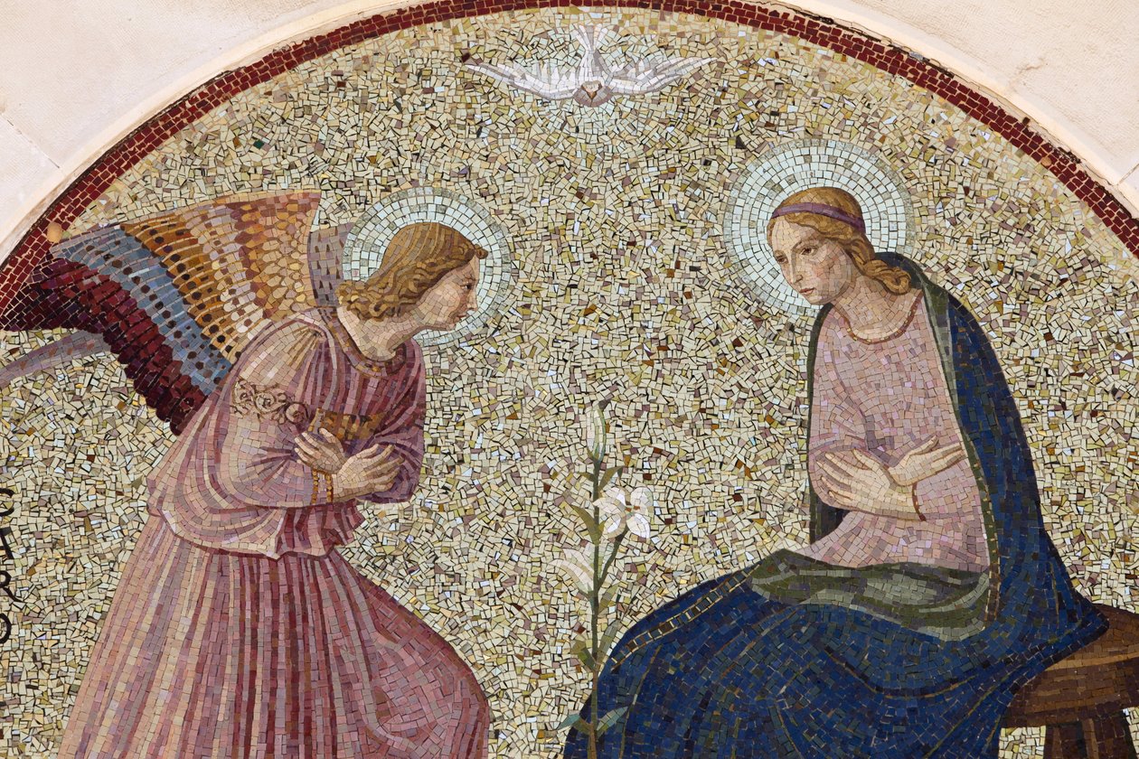 Timpanon mozaik az Angyali üdvözletet ábrázoló Madonna della Scala bencés apátságban, Noci, Puglia, Noci, Olaszország alkotó: Unbekannt