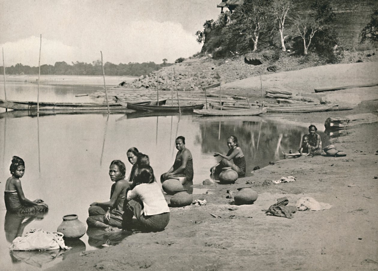 Tipikus folyóparti jelenet a nagy Irrawaddy-n – fürdőző és vizet merítő nők, 1900. alkotó: Unbekannt