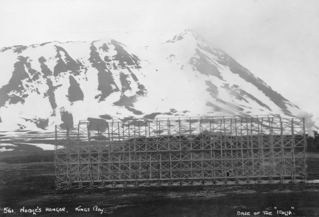 Umberto Nobiles hangár, az Italia léghajó bázisa, Kongsfjorden, Spitzbergák, Norvégia, 1929 alkotó: Unbekannt