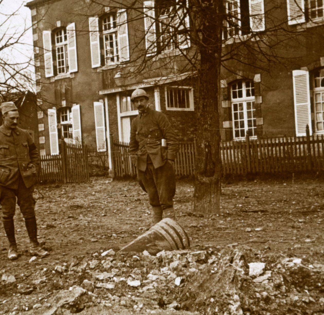 Fel nem robbant 380-as lövedék, Verdun, Észak-Franciaország, 1914-c1918 alkotó: Unbekannt
