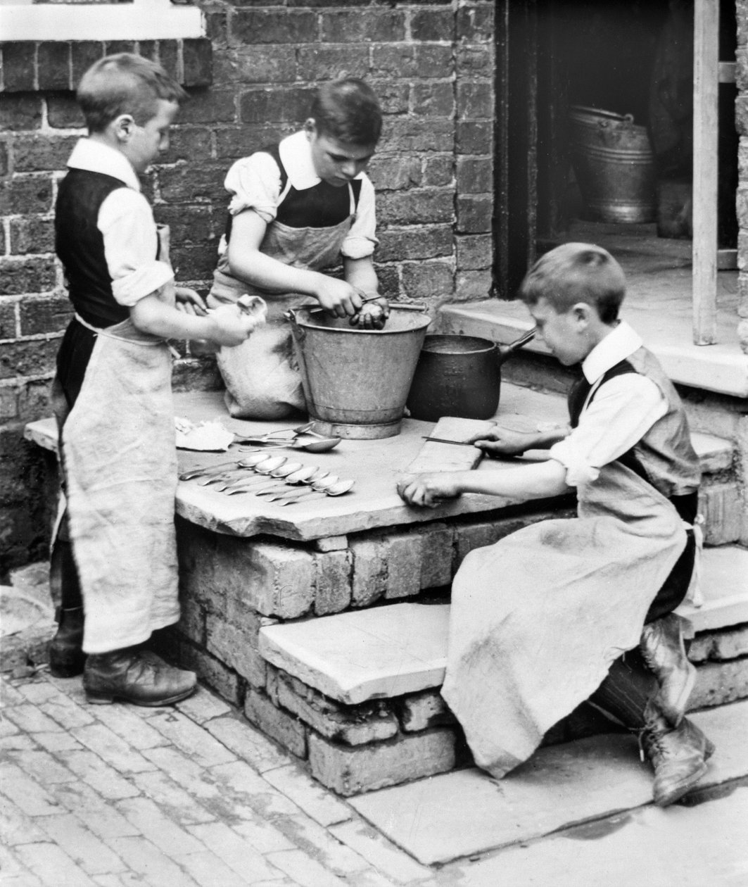 Egyesült Királyság: A fiúk burgonyát pucolnak és késeket éleznek a Workhouse árvaházban – Pontefract – c1905 alkotó: Unbekannt