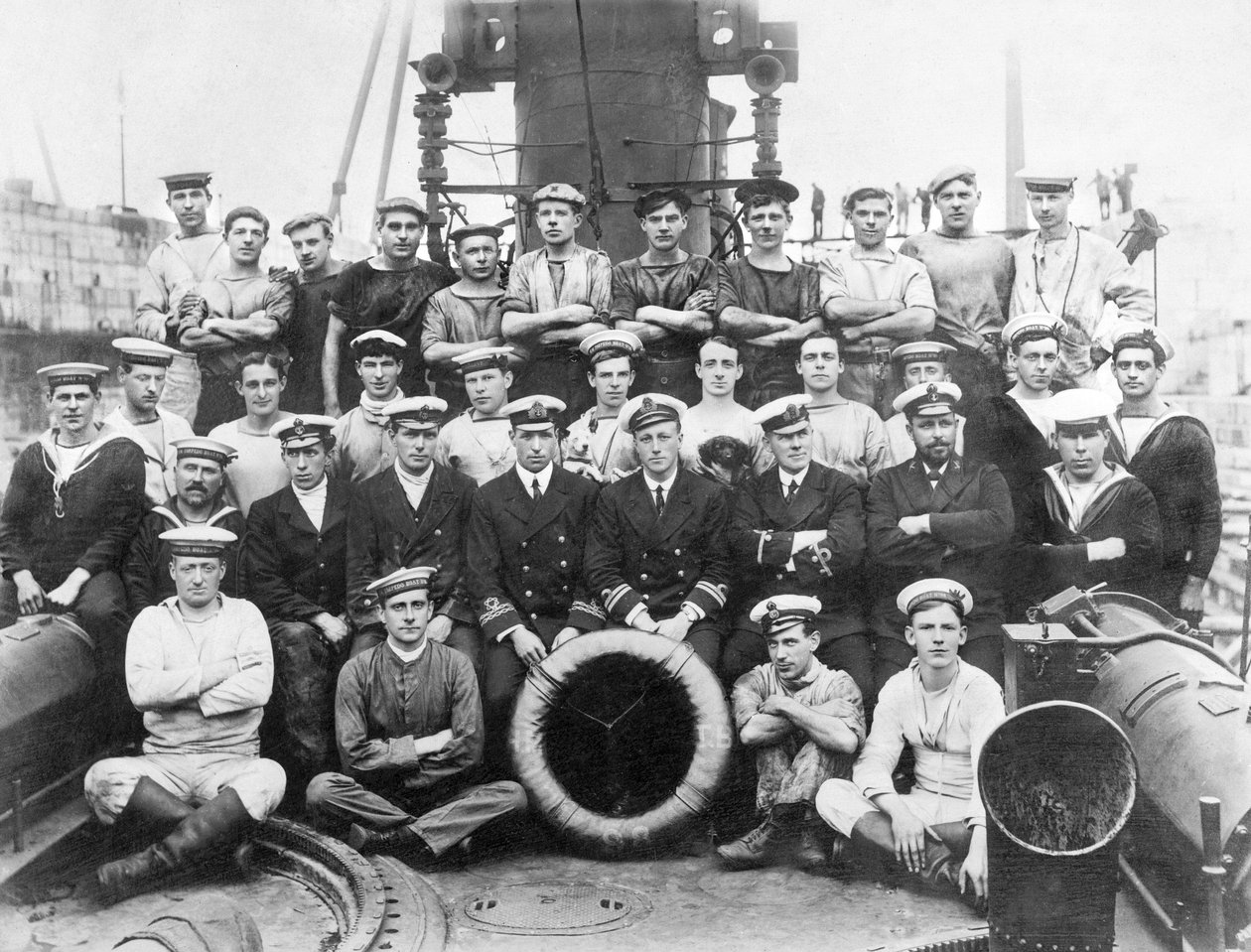 Egyesült Királyság : Officers and Ships Company H.M.T.B 98, a háború 344. napján – c1915 alkotó: Unbekannt