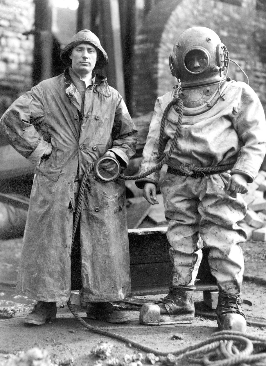 Egyesült Királyság: A búvár, aki újraindította a vízszivattyút a Newbury Colliery Pit Bottomban. Coleford alkotó: Unbekannt