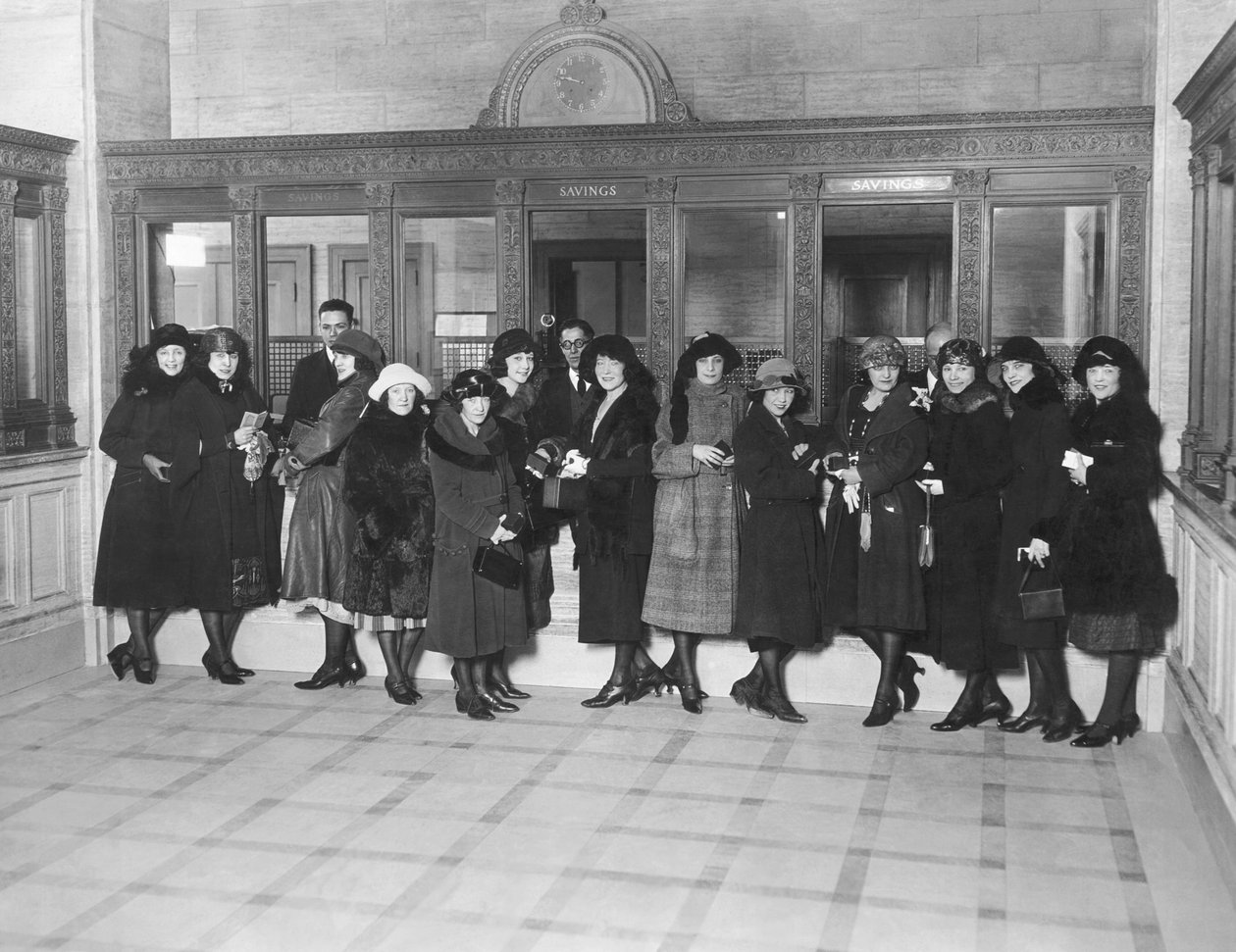 Egyesült Államok: 1926 körül Nők csoportja egy bankban a „takarékpénztárak” ablakánál áll. (f/w fotó) alkotó: Unbekannt