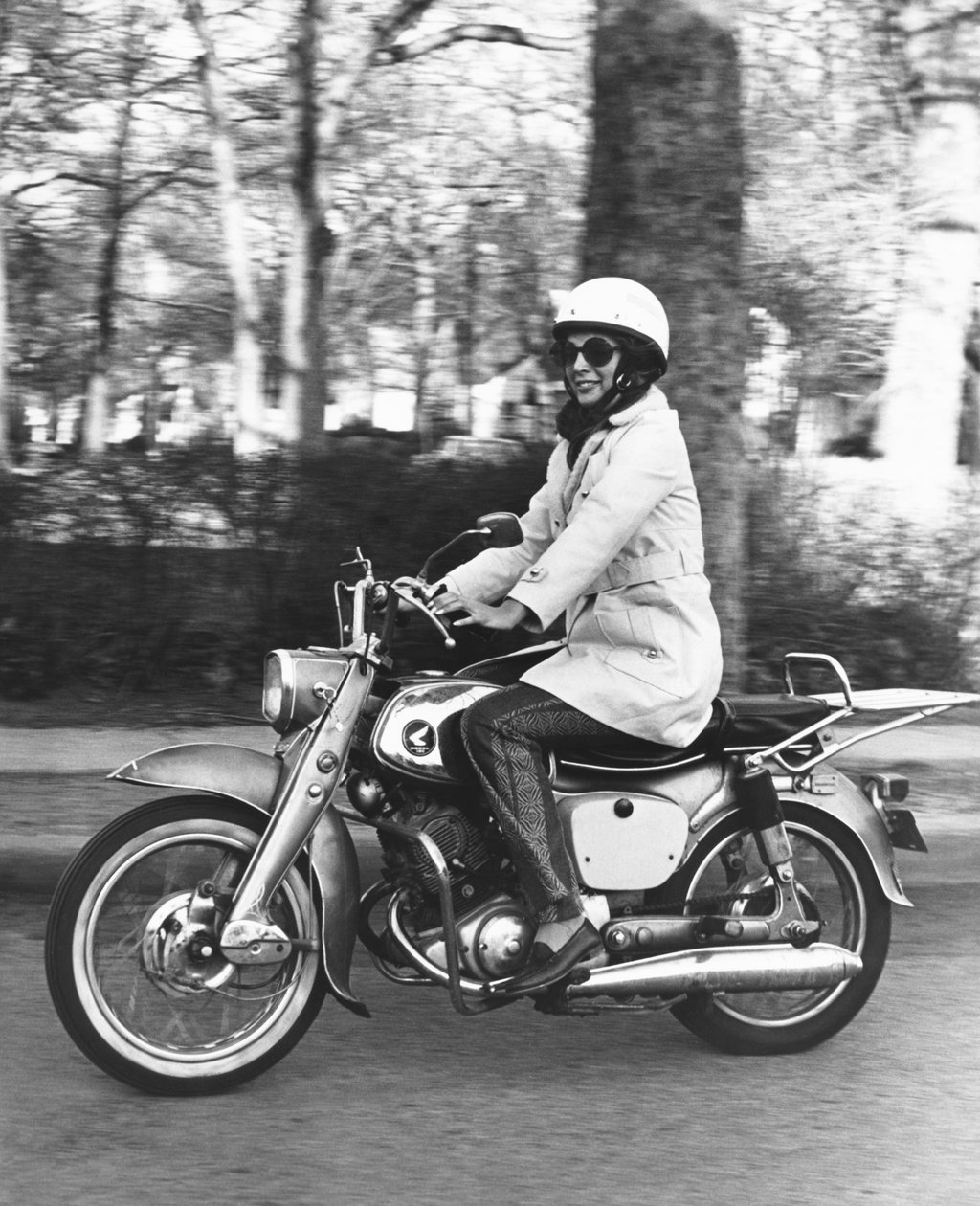 Egyesült Államok: 1961 körül egy nő, aki Honda 160-as motorkerékpárjával közlekedik. (f/w fotó) alkotó: Unbekannt
