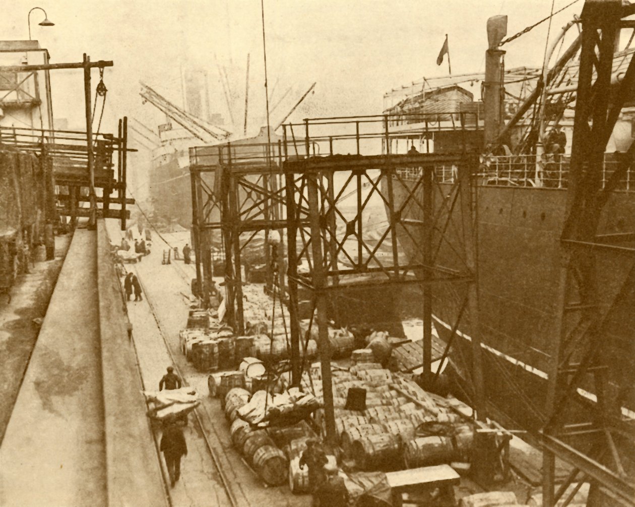 Élelmiszerhajók kirakodása a Royal Albert Docksban, London, 1930. alkotó: Unbekannt