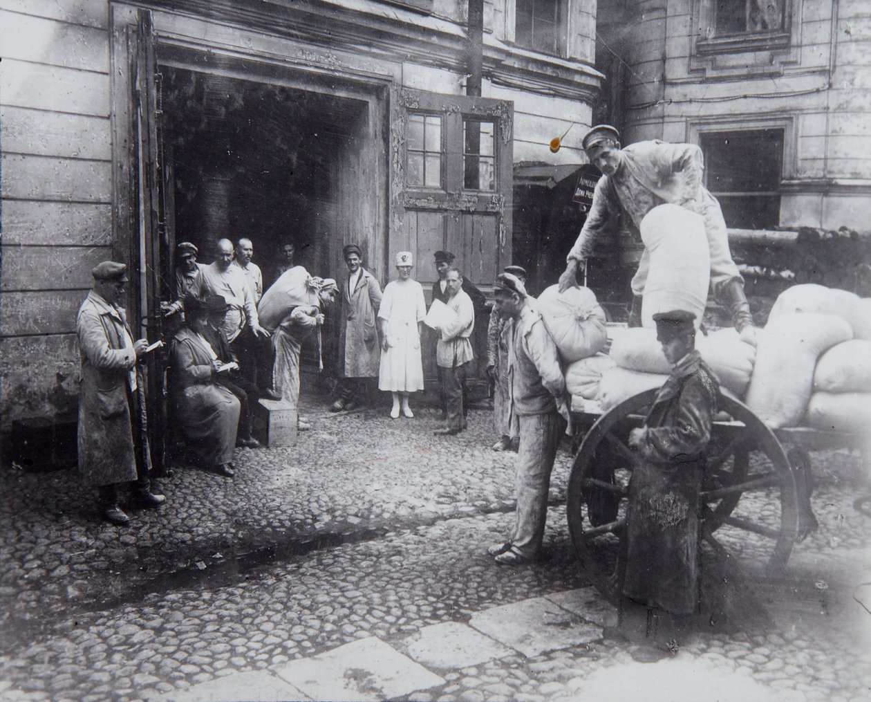 Élelmiszer kirakodása, a Tudósok Háza, Petrograd, Oroszország, c1920-c1924 alkotó: Unbekannt