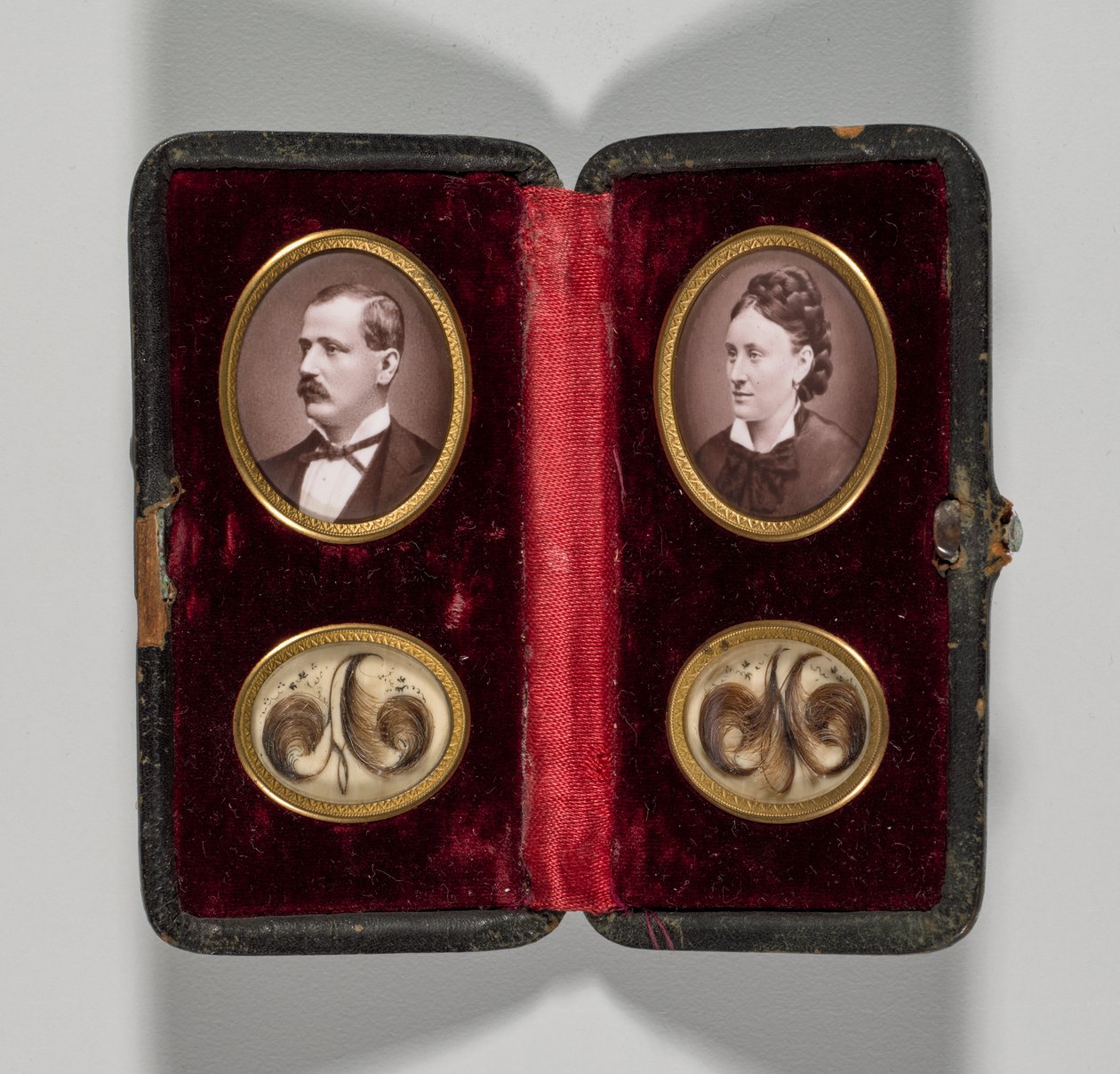 Untitled Tok férfi és nő portréival és hajdíszekkel, c. 1870-es évek. alkotó: Unbekannt