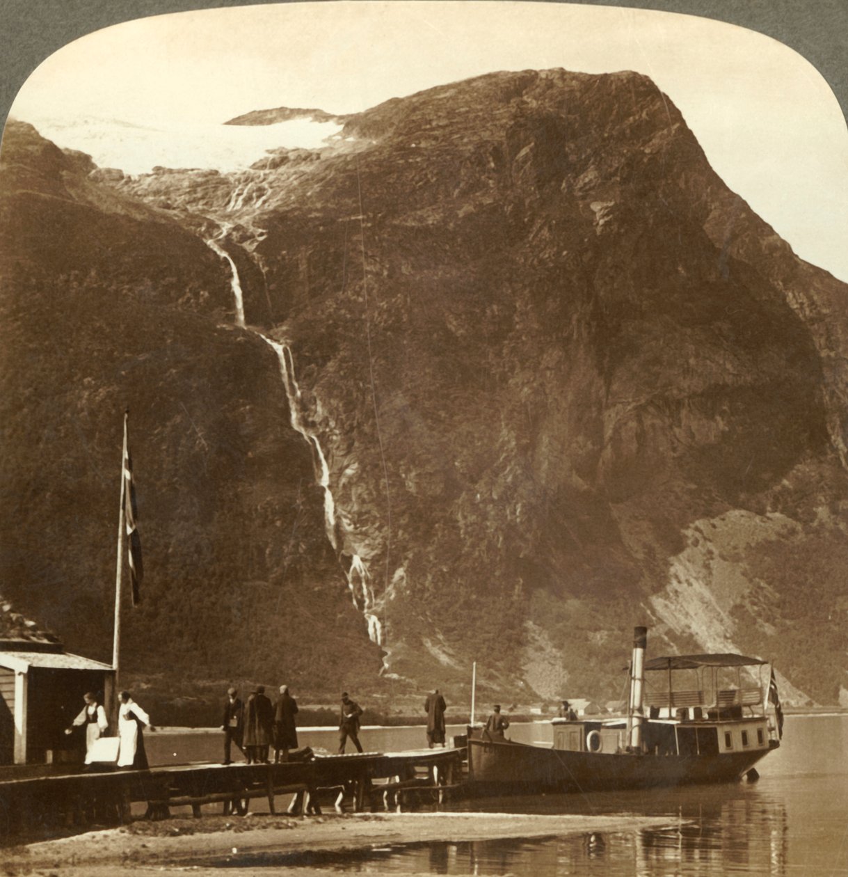 Utigards vízesés a Ravnefjeld gleccserből a Loen-tónál - Naesdalból, Norvégiából, 1905. alkotó: Unbekannt