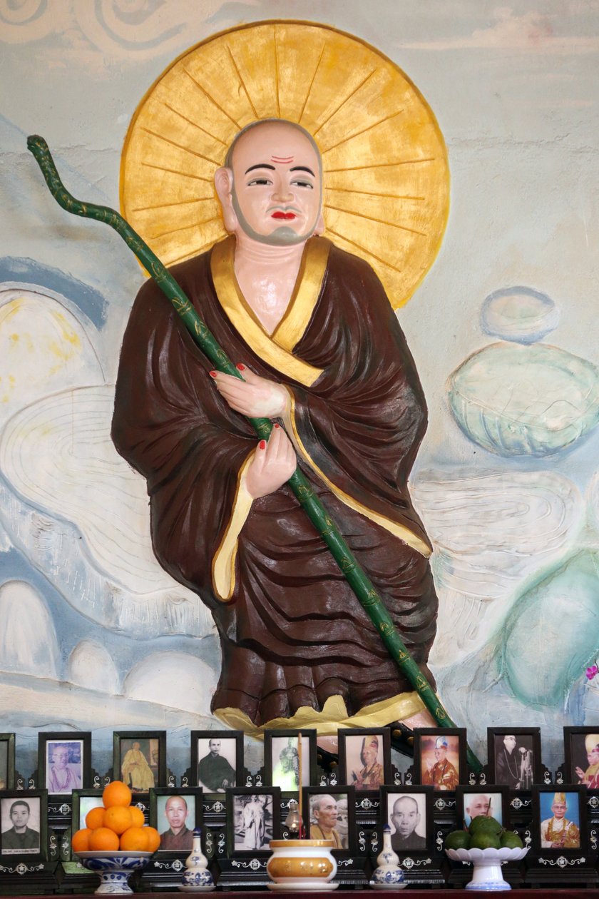Van Hanh zen buddhista kolostor. Buddhista szerzetes a vietnami oltár felett az ősök számára. A halottak tisztelete. Dalat. Vietnam alkotó: Unbekannt