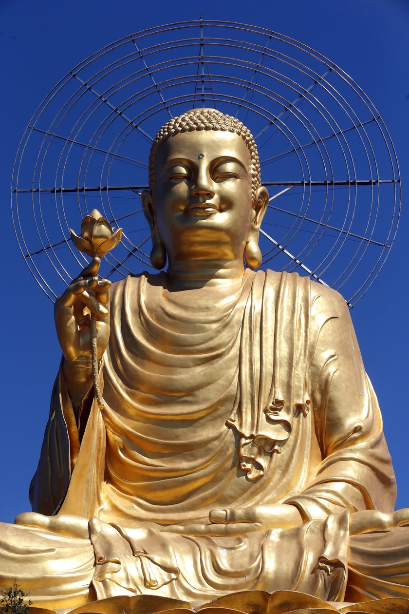 Van Hanh zen buddhista kolostor. Arany Buddha szobor. Dalat. Vietnam alkotó: Unbekannt