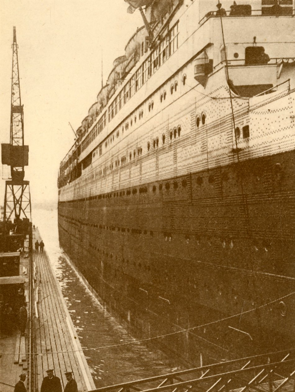 Kilátás a Majestic jobb oldalára, amint belépett az úszó szárazdokkba, 1930. alkotó: Unbekannt