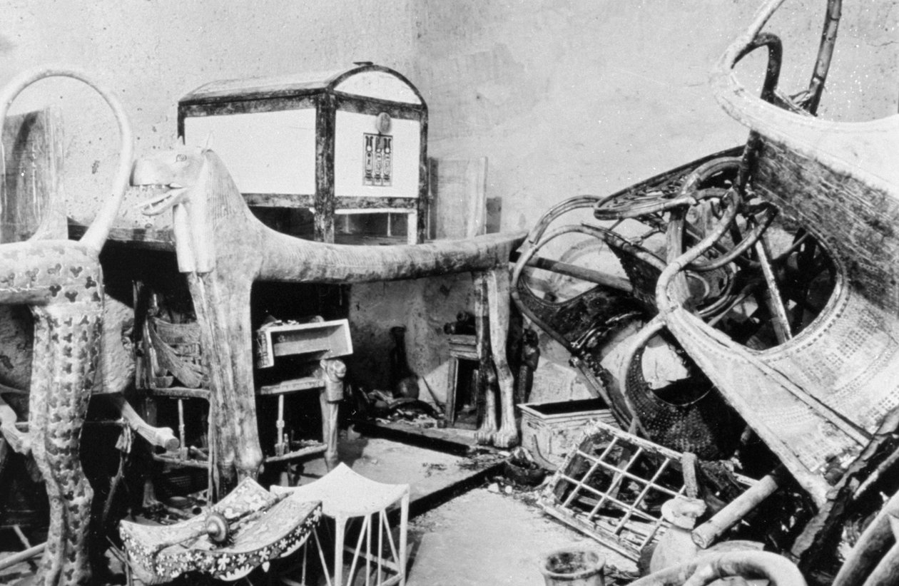 Kilátás Tutanhamon sírjának előszobájára, a Királyok Völgye, Egyiptom, 1922 alkotó: Unbekannt