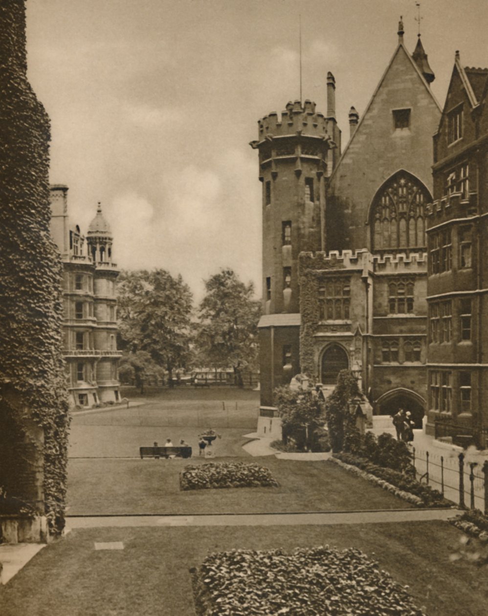 Kilátás a Középső Templom kertjére a Fountain Courtból, 1935. alkotó: Unbekannt