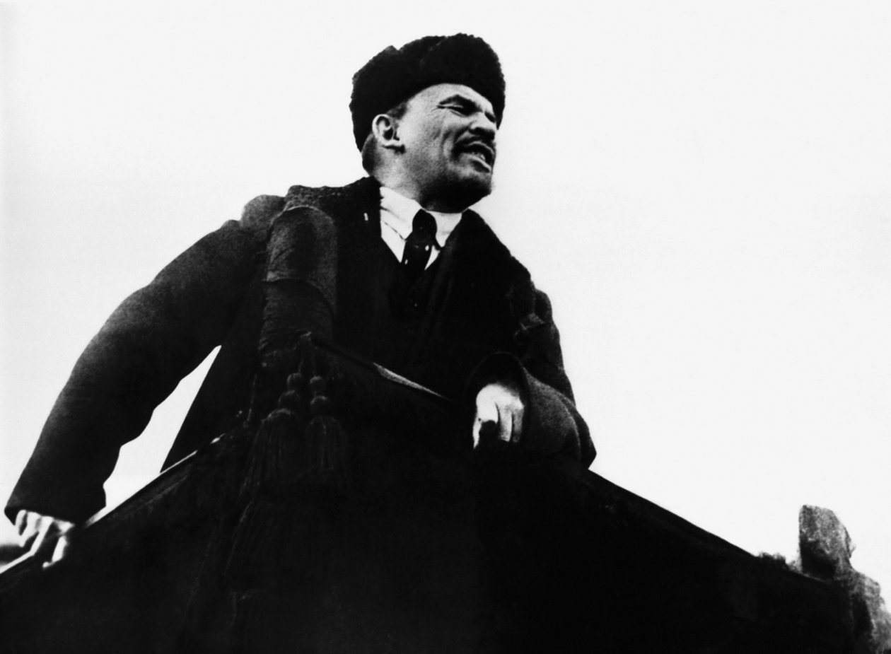 Vlagyimir Ilics Lenin, orosz bolsevik forradalmi vezető beszél a szószékről, 1917 alkotó: Unbekannt