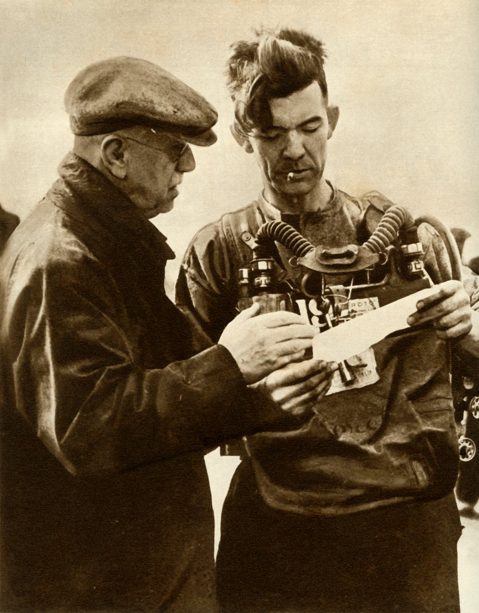 Önkéntes, aki holttesteket keres a Gresford Colliery katasztrófájában, Wales, 1935. alkotó: Unbekannt