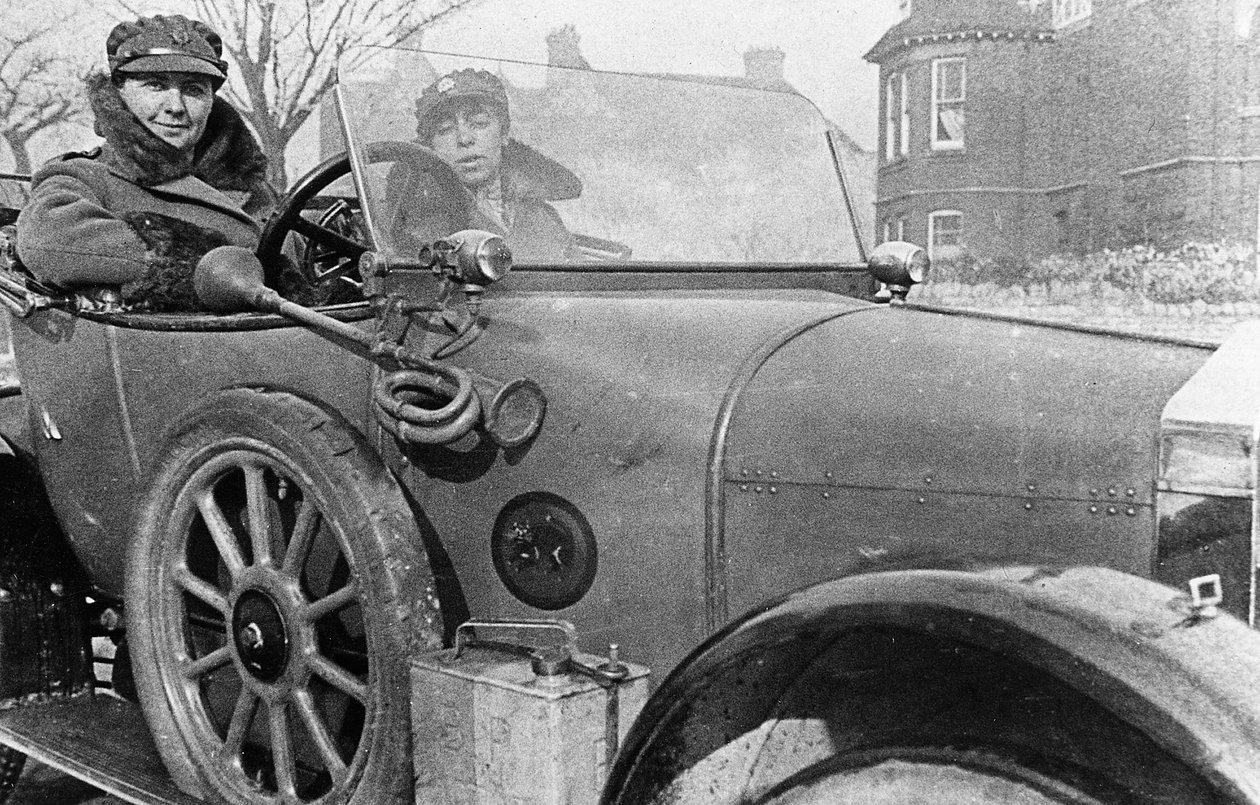 Önkéntes női sofőrök egy Wolseleyben, a háborús erőfeszítésekre adományozva, Cambridge, I. világháború, 1915 alkotó: Unbekannt