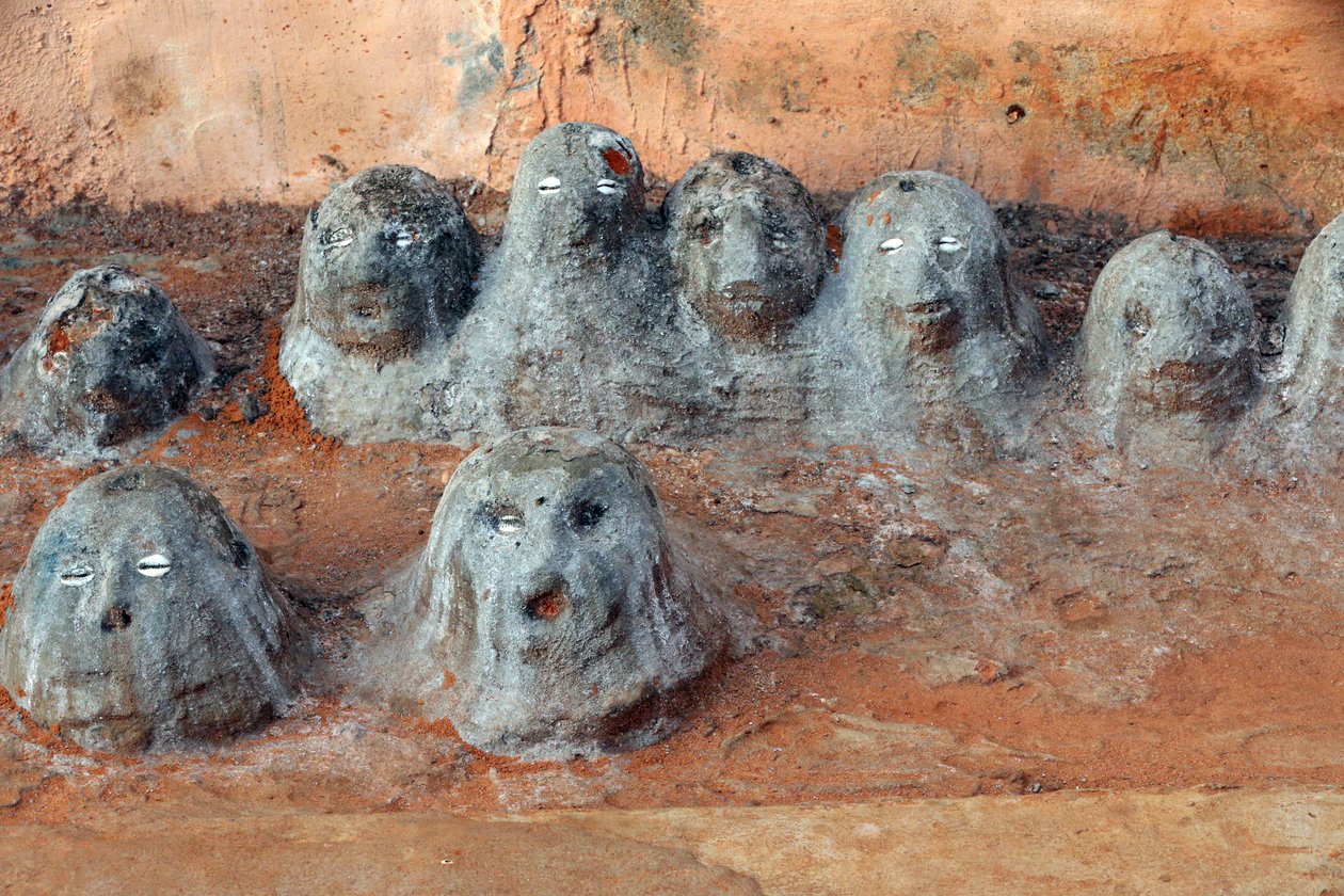 Voodoo fétisek egy kolostor bejáratánál. Togoville, Togo alkotó: Unbekannt