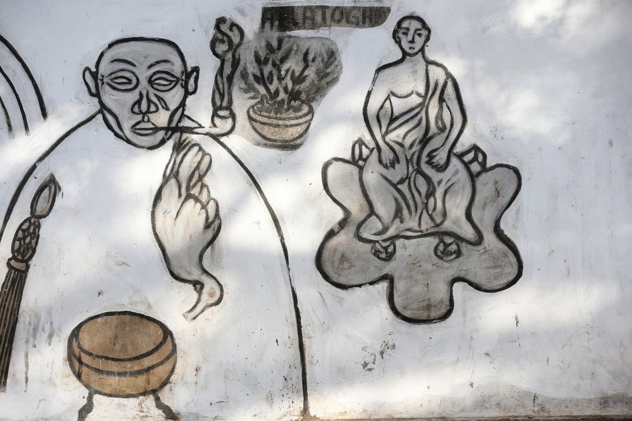 Voodoo falfestmény az Akodessewa Fetish Marketen, amely a világ legnagyobb voodoo piacaként ismert. Lome, Togo alkotó: Unbekannt
