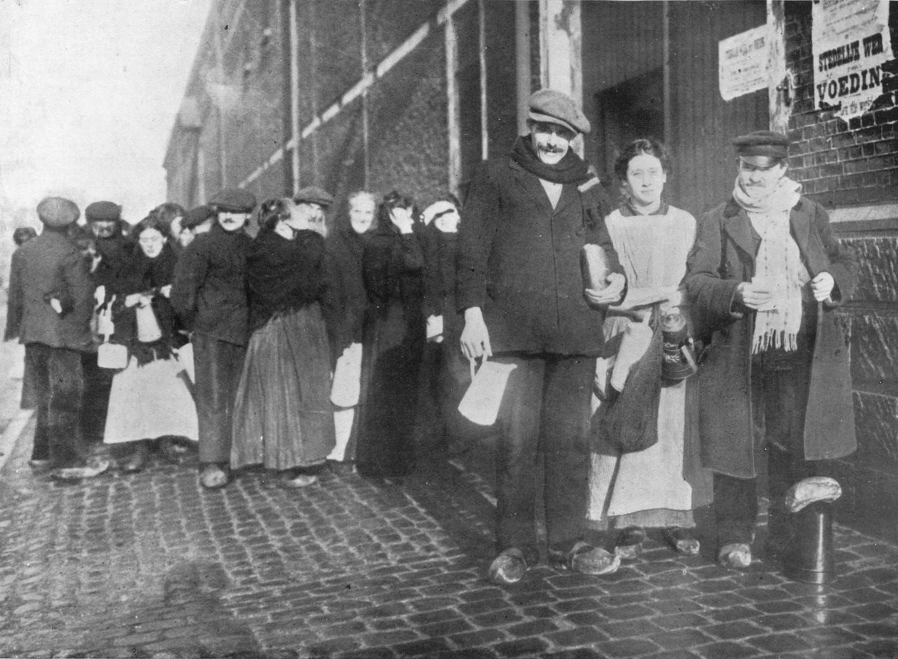 Segélyadagokra várva Bruges-ben, 1915 alkotó: Unbekannt
