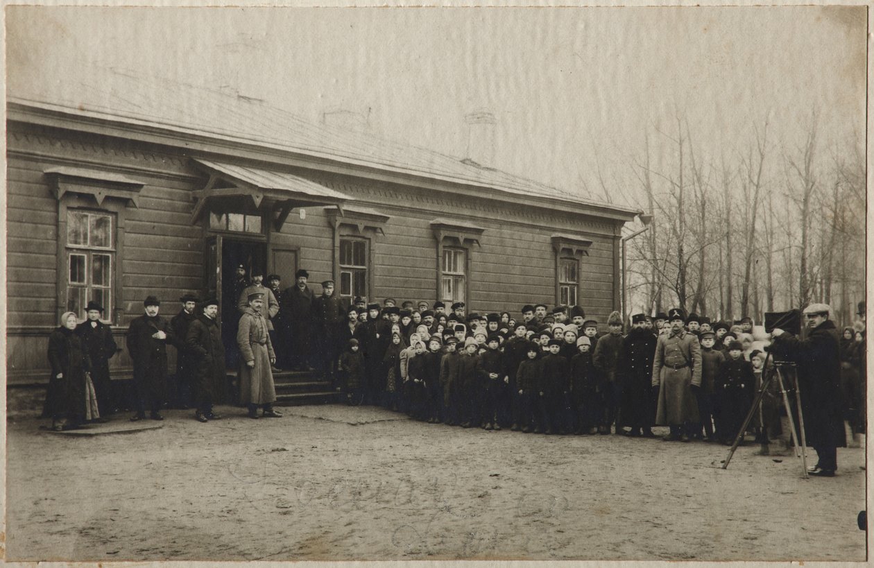 Lev Tolsztoj holttestének eltávolítására várva az asztapovói állomáson, 1910. november 20. alkotó: Unbekannt