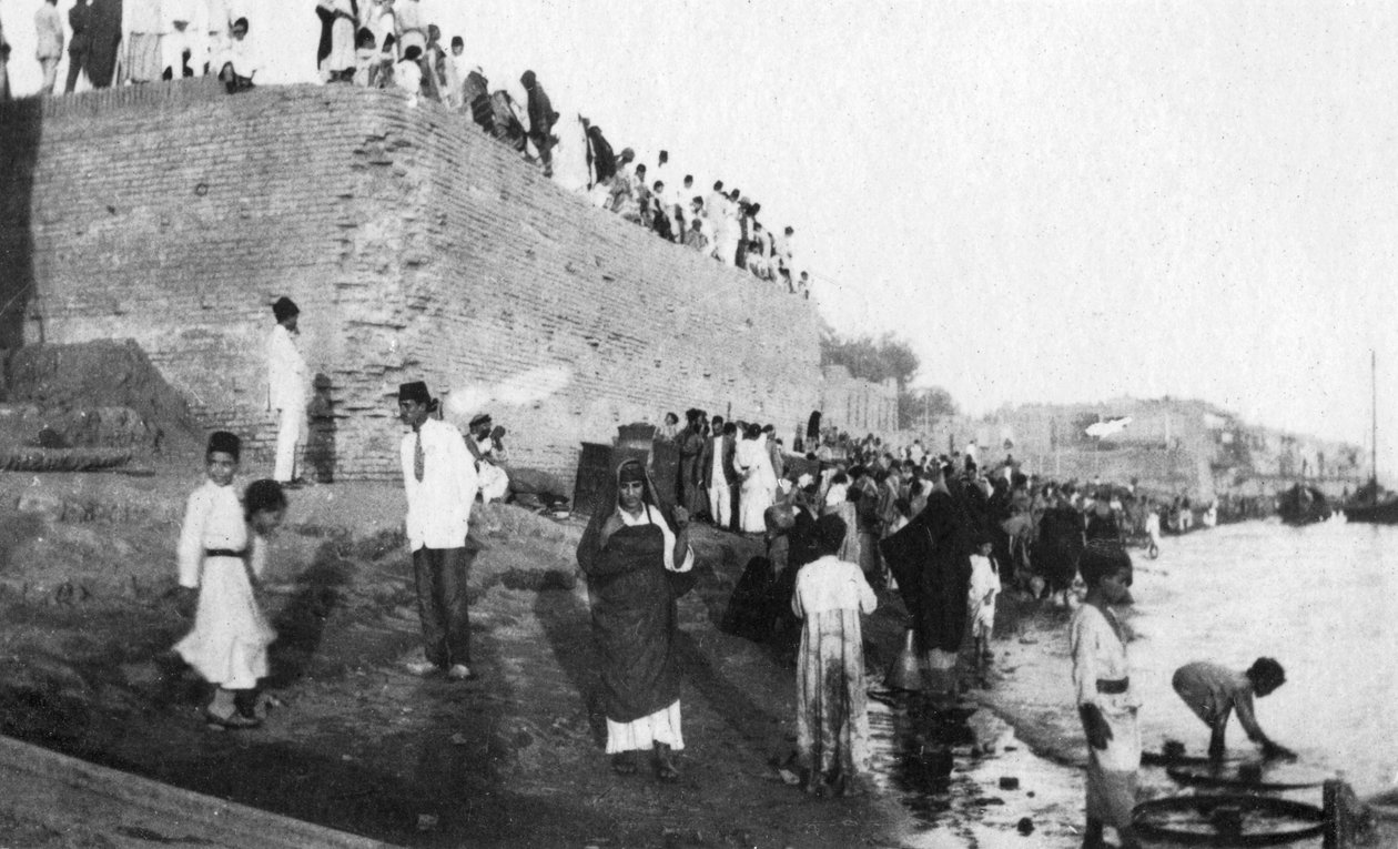 Várakozás a csapatszállító bárkák megérkezésére, Tigris River, Bagdad, Irak, 1917-1919 alkotó: Unbekannt