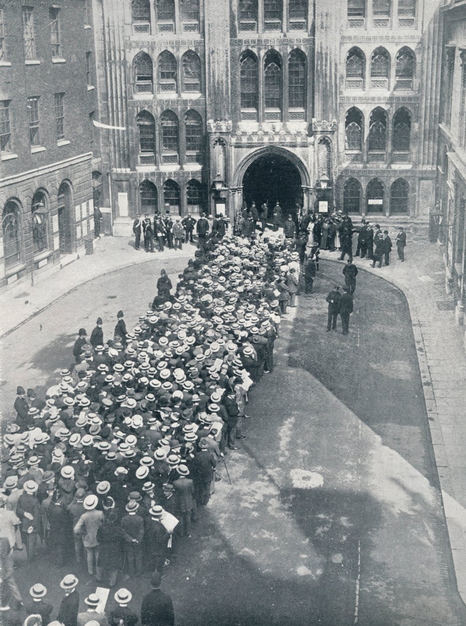 Arra várva, hogy beléphessen a Guildhallba Mr. Asquiths első nagy fegyveres találkozójára, 1914 alkotó: Unbekannt