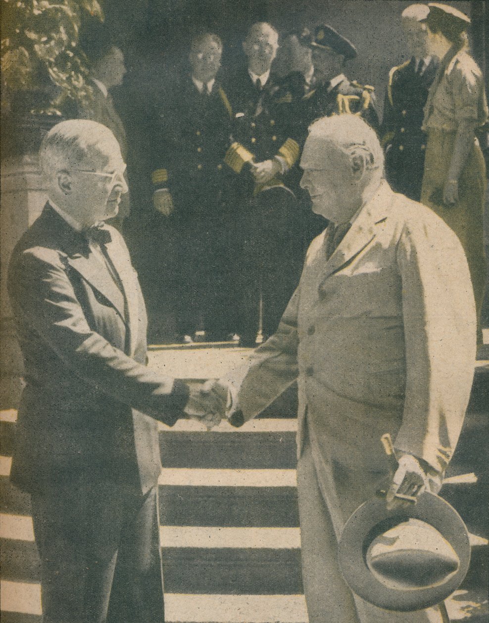 Meleg kézfogás a miniszterelnök és az elnök között, 1945 alkotó: Unbekannt