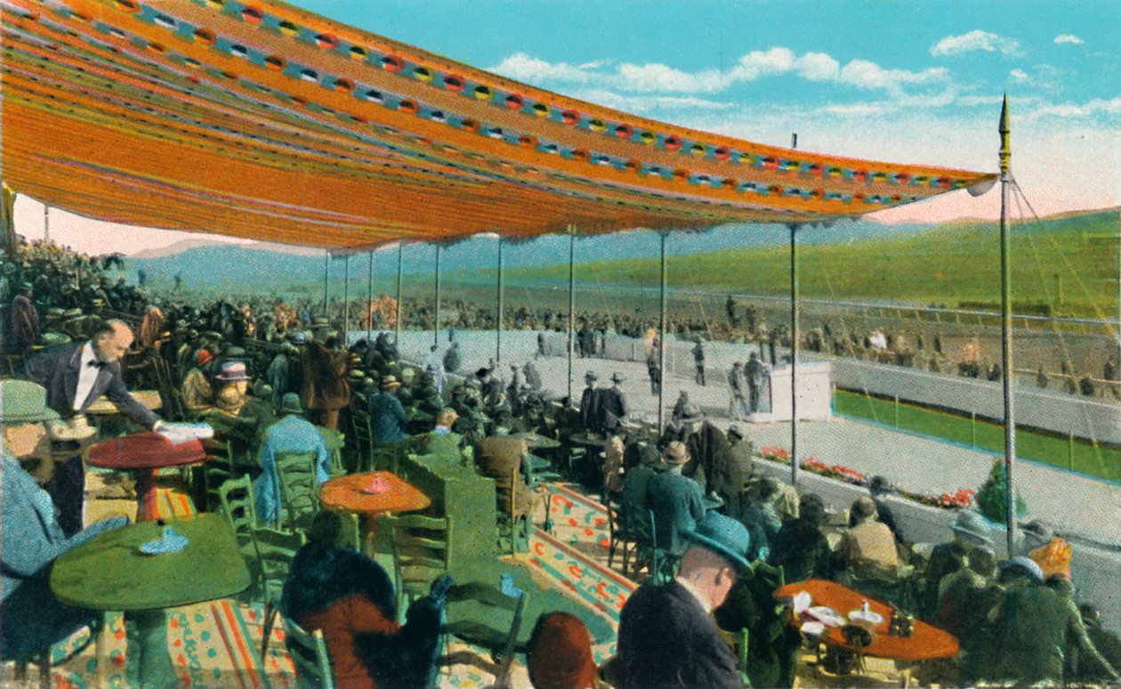 A versenyek megtekintése a Club House előtt, Agua Caliente Jockey Club, 1939 alkotó: Unbekannt