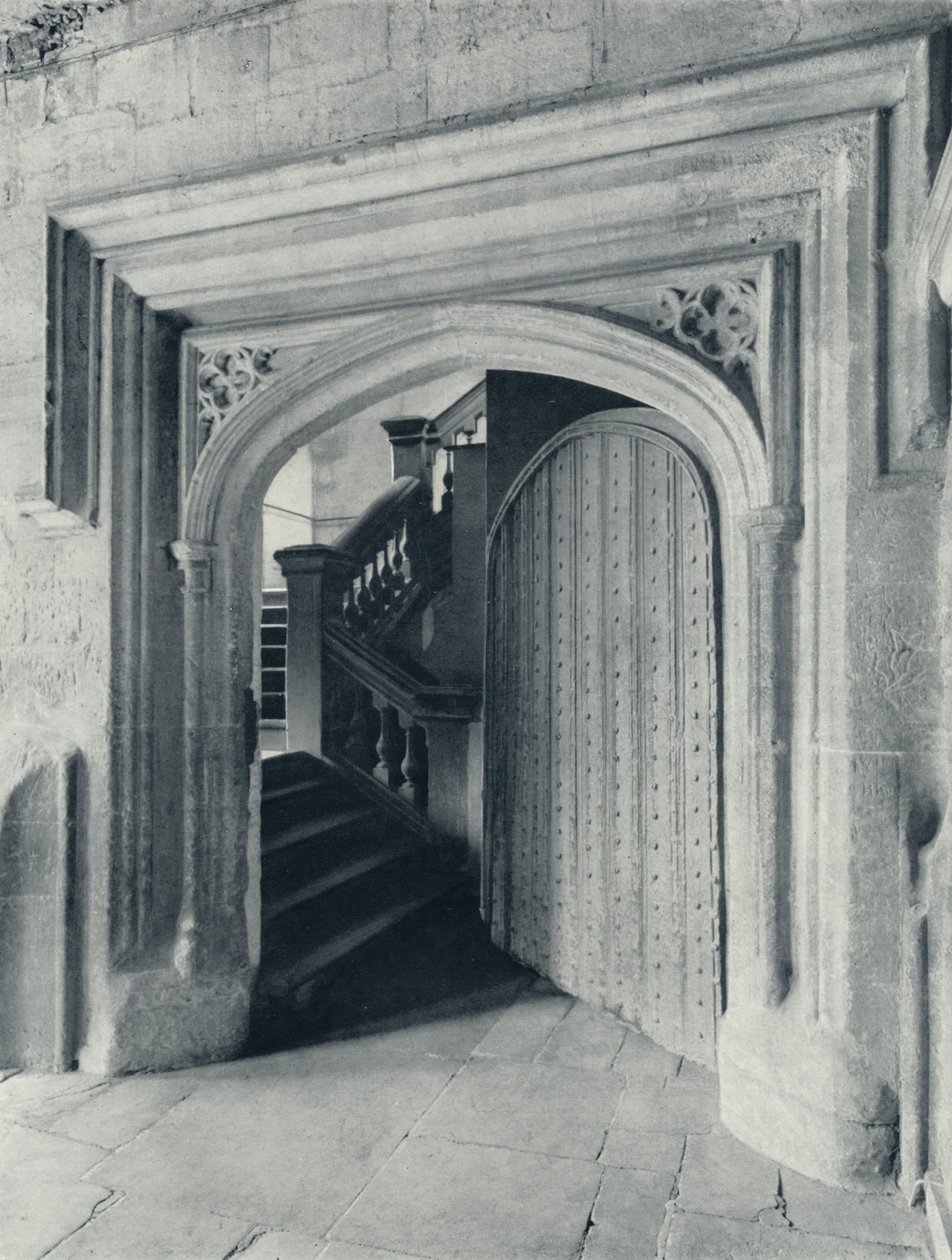 Waynfletes North Door, a tizenhetedik századi lépcsővel az Felső Iskolába és az Antechapelbe, 1926 alkotó: Unbekannt