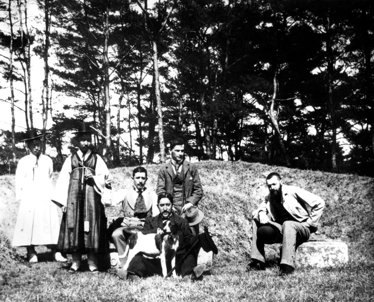 Nyugati látogatók helyiekkel, Nam San, Korea, 1900 alkotó: Unbekannt