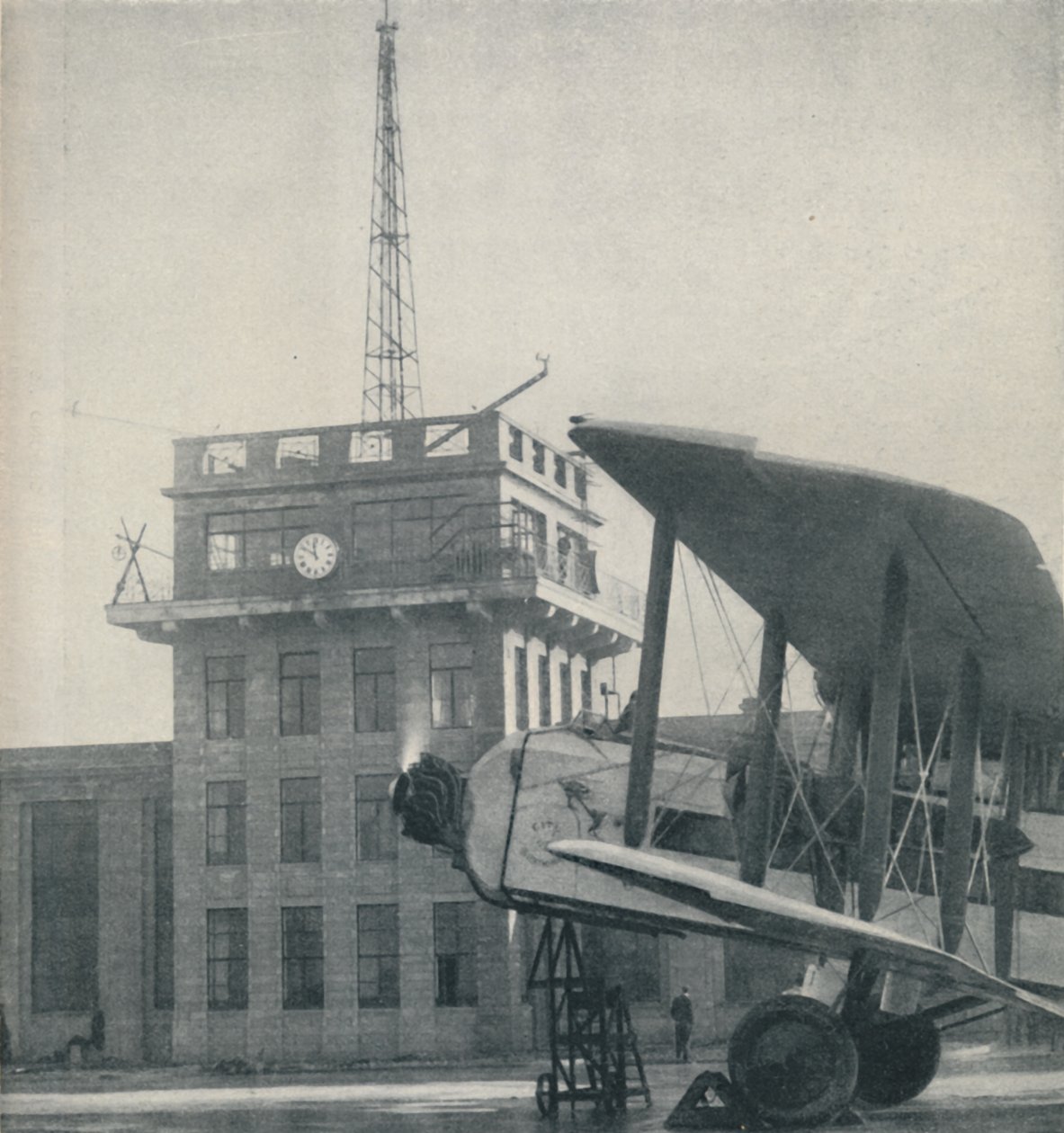 Ahol egy nagy repülőtér tisztjei kapcsolatot tartanak a repülő pilótákkal, c1935 alkotó: Unbekannt