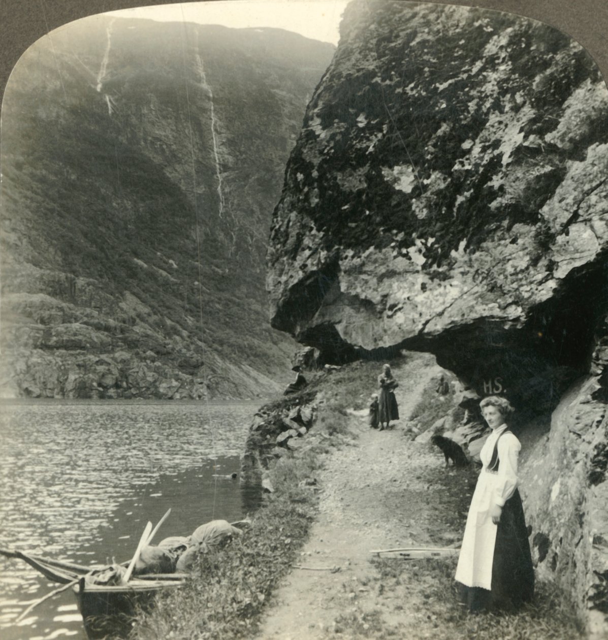 Ahol az út a kiugró sziklák alatt kúszik a Nerofjord vize mellett, Norvégia, 1905. alkotó: Unbekannt