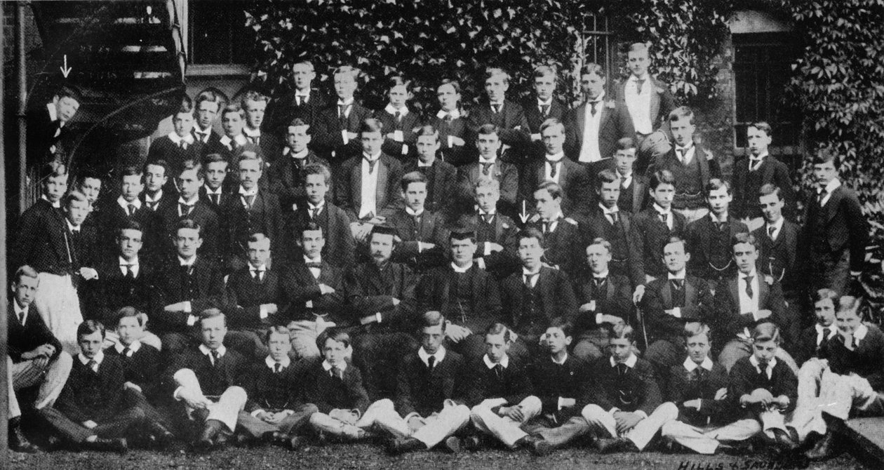Winston Churchill csoportképen a Harrow Schoolban, 1889, 1945 alkotó: Unbekannt