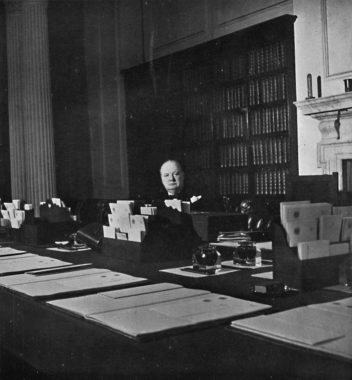 Winston Churchill a Downing Street 10. kabinetszobájában, 1940-es évek, 1945 alkotó: Unbekannt