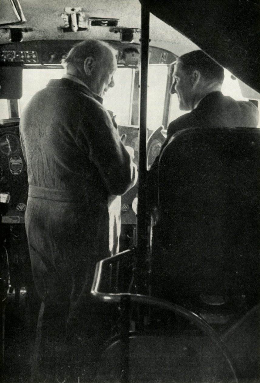 Winston Churchill beszélget Shakespeare kapitánnyal, a Berwick repülő hajóról, c1939-c1944, 1946. alkotó: Unbekannt