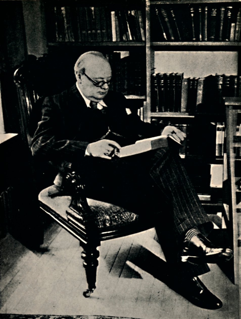 Winston Spencer Churchill a könyvtárában, 1945. alkotó: Unbekannt
