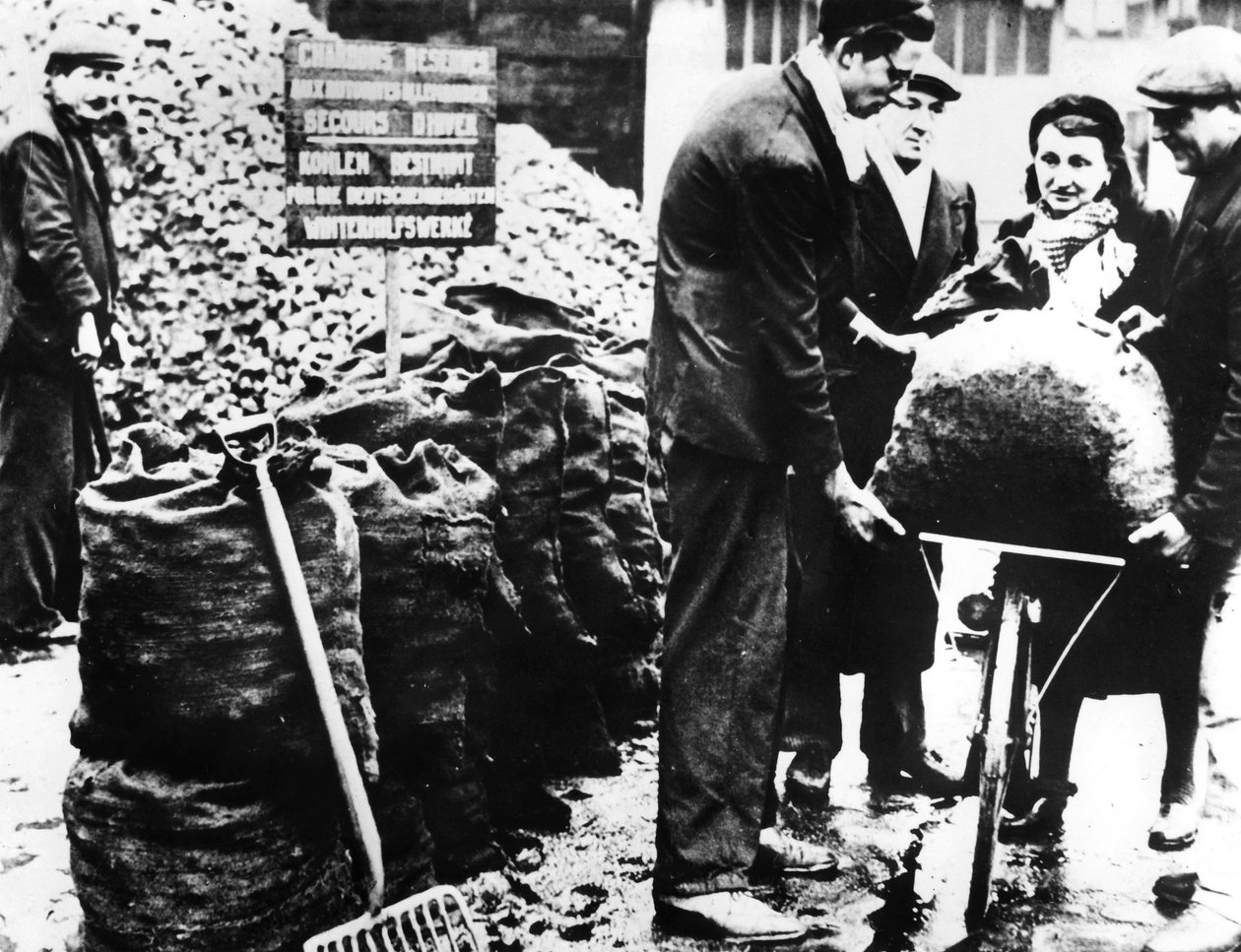 Téli megkönnyebbülés, szén elosztása, Franciaország 1940-1944 alkotó: Unbekannt