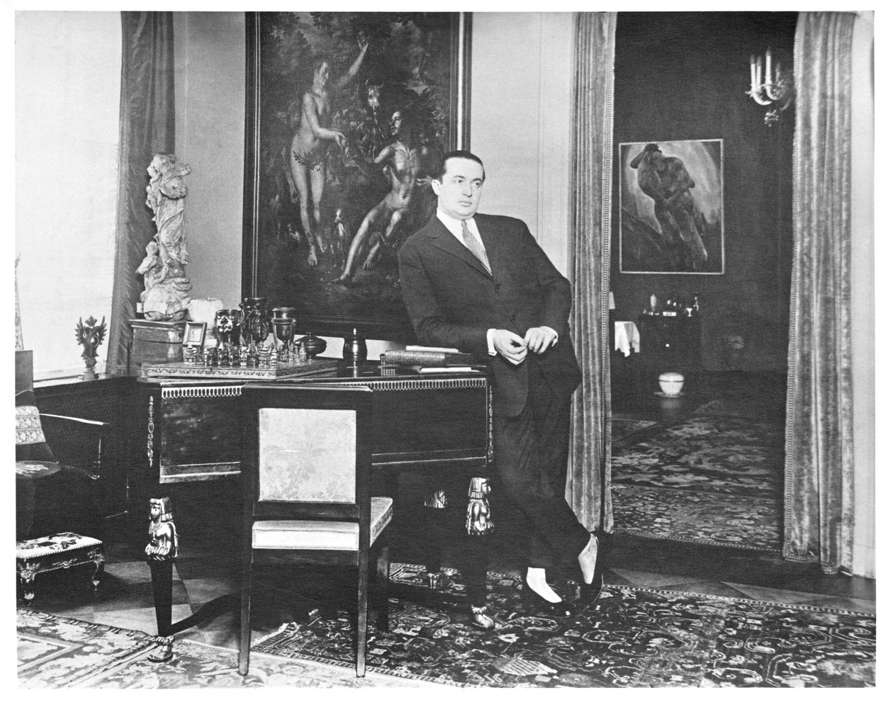 Wolfgang Gurlitt a berlini Potsdamer Strasse galériájának dolgozószobájában, kb. 1925. alkotó: Unbekannt