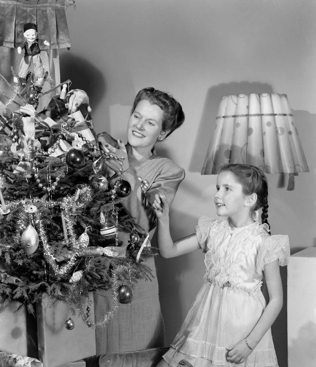 Karácsonyfát díszítő nő és lány, 1948 alkotó: Unbekannt