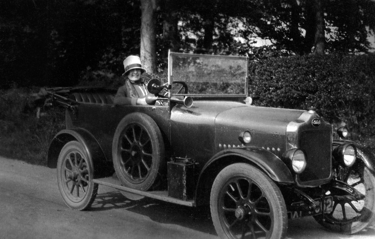Autót vezető nő, 1930 alkotó: Unbekannt