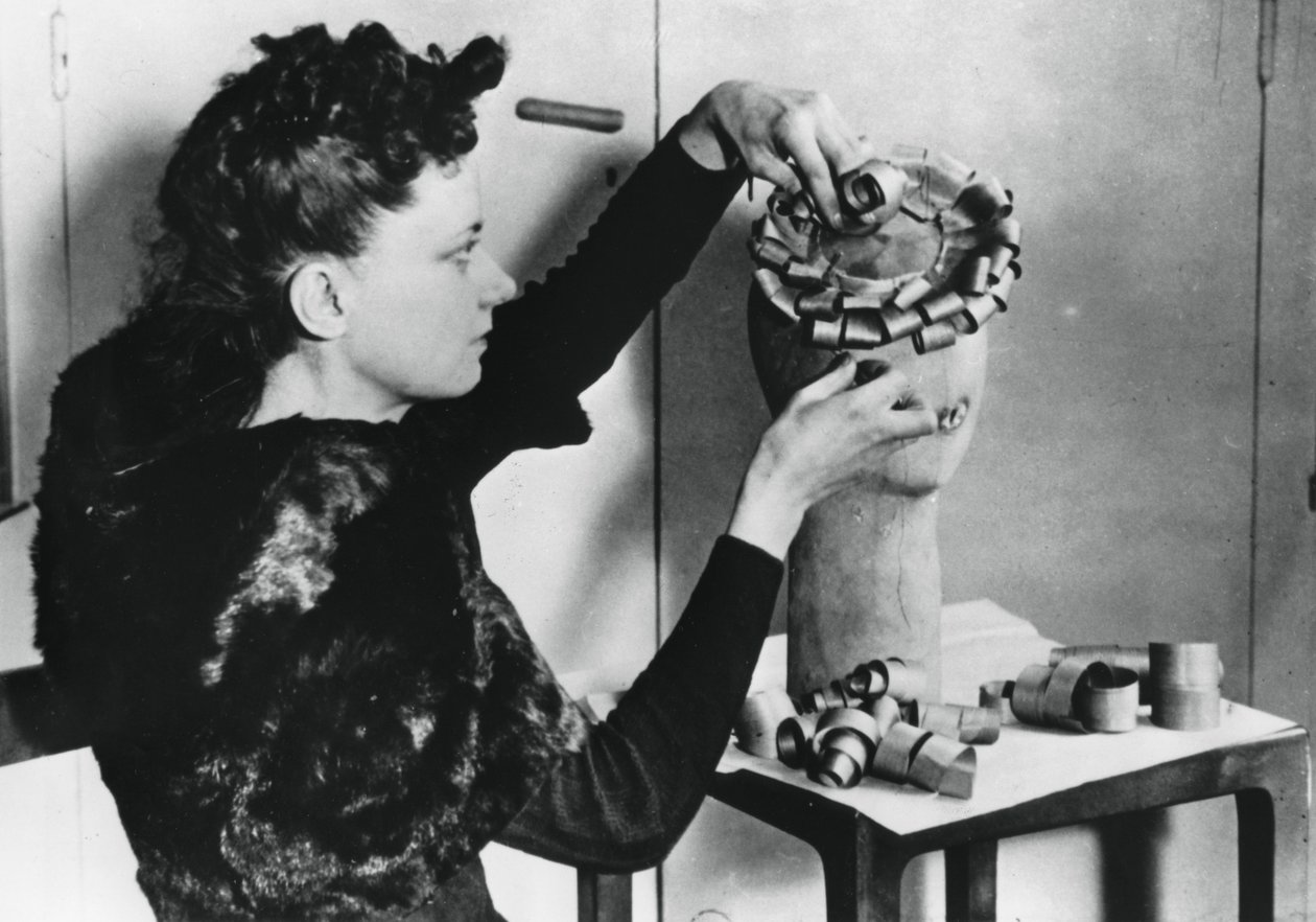 Faforgácsból kalapot készítő nő, a németek által megszállt Franciaország, 1941. április alkotó: Unbekannt