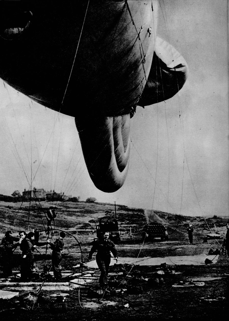A WAAF nője, aki léggömböt kezel, 1943 alkotó: Unbekannt