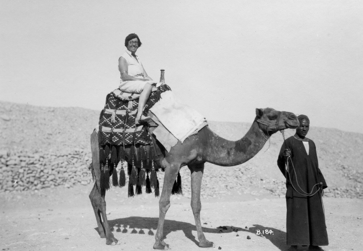 Nő tevetúrán, Egyiptom, 1920-c1930-as évek alkotó: Unbekannt
